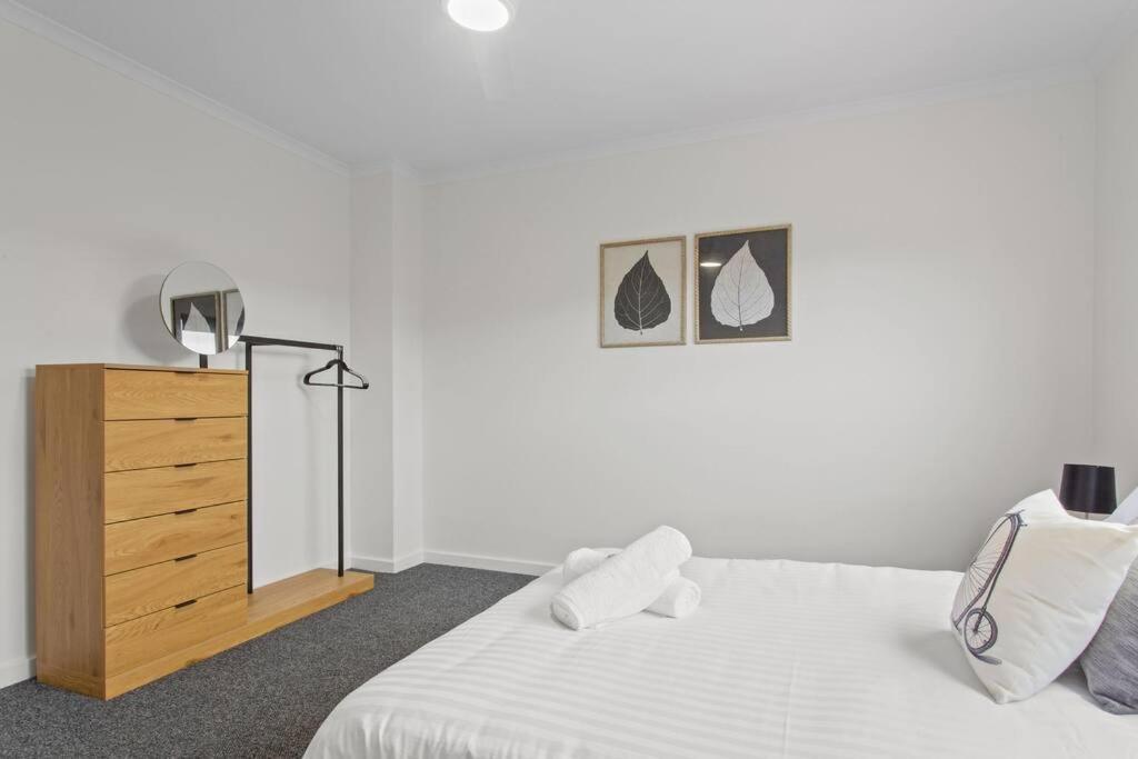 포트링컨 Waterfront Townhouse - Picturesque Marina Views 아파트 외부 사진