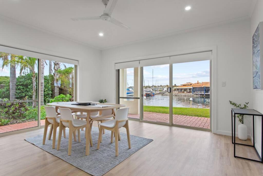 포트링컨 Waterfront Townhouse - Picturesque Marina Views 아파트 외부 사진