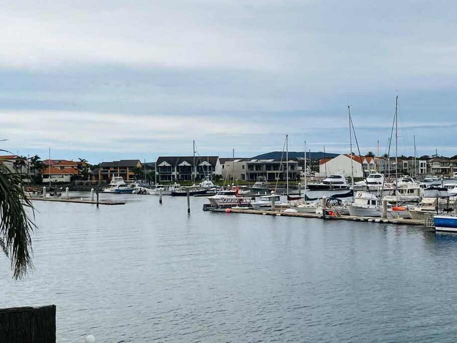 포트링컨 Waterfront Townhouse - Picturesque Marina Views 아파트 외부 사진