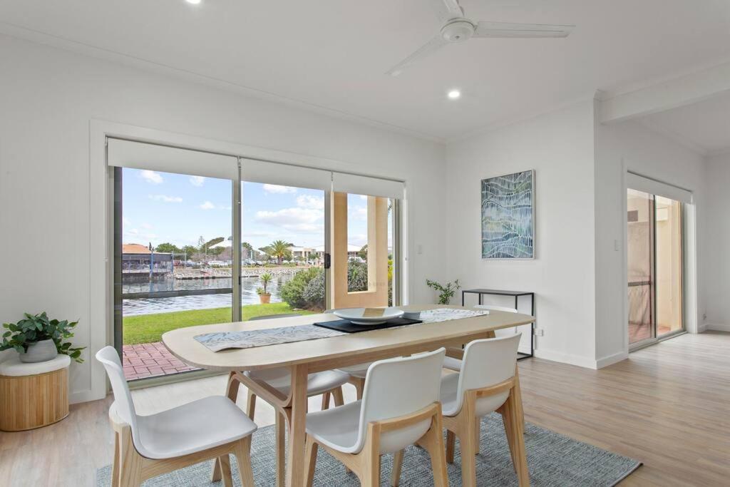 포트링컨 Waterfront Townhouse - Picturesque Marina Views 아파트 외부 사진