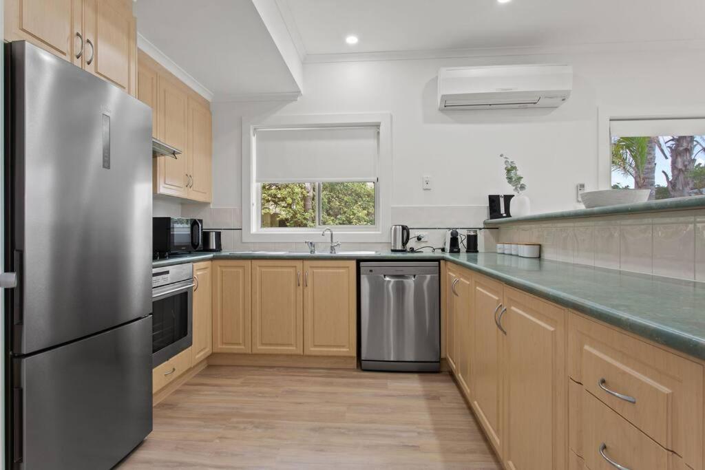 포트링컨 Waterfront Townhouse - Picturesque Marina Views 아파트 외부 사진